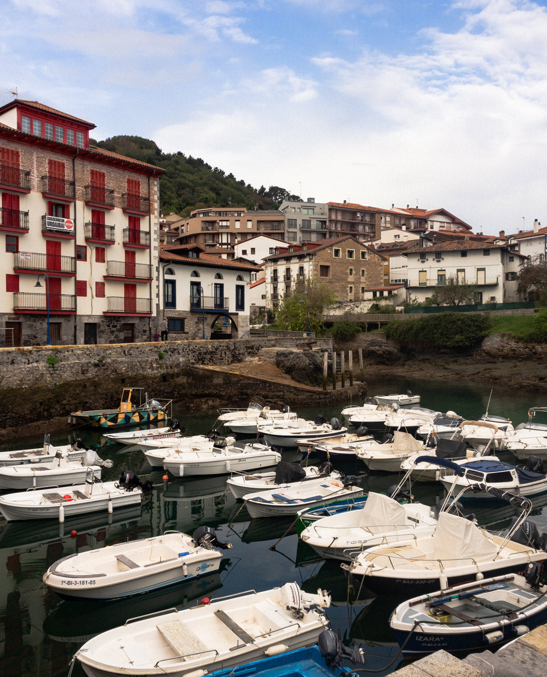 Urdaibai, Reserva de la Biosfera, Euskadi, ecoturismo, naturaleza, estuario, senderismo, costa vasca, Bermeo, Mundaka, Gernika, Gaztelugatxe, bosques, gastronomía vasca, txakoli, turismo rural, escapada, cultura vasca, playas, surf, aventura, microclima, hotel con encanto, sostenibilidad, guía de viaje, restaurantes recomendados.