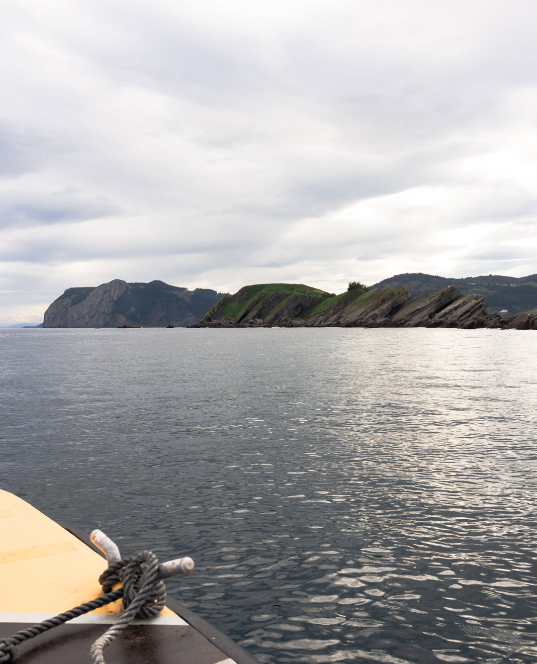 Urdaibai, Reserva de la Biosfera, Euskadi, ecoturismo, naturaleza, estuario, senderismo, costa vasca, Bermeo, Mundaka, Gernika, Gaztelugatxe, bosques, gastronomía vasca, txakoli, turismo rural, escapada, cultura vasca, playas, surf, aventura, microclima, hotel con encanto, sostenibilidad, guía de viaje, restaurantes recomendados.