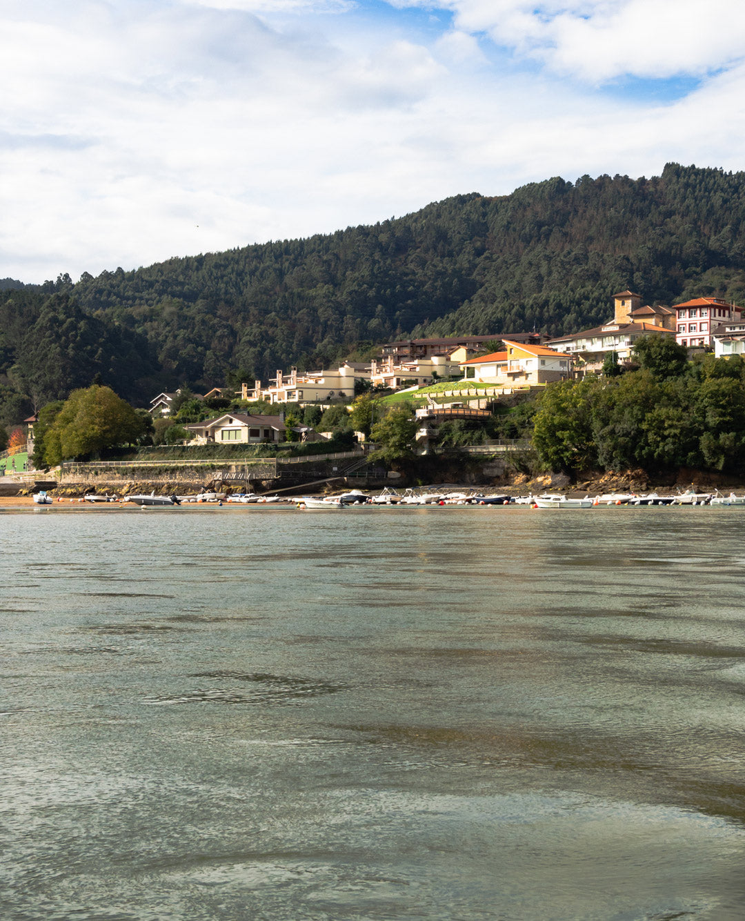 Urdaibai, Reserva de la Biosfera, Euskadi, ecoturismo, naturaleza, estuario, senderismo, costa vasca, Bermeo, Mundaka, Gernika, Gaztelugatxe, bosques, gastronomía vasca, txakoli, turismo rural, escapada, cultura vasca, playas, surf, aventura, microclima, hotel con encanto, sostenibilidad, guía de viaje, restaurantes recomendados, Bilbao.