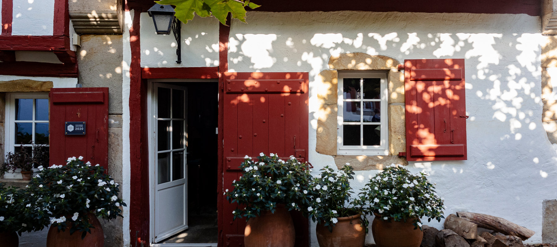 Maison Dominxenea, Casa rural en Sare, País Vasco, alojamiento con encanto, turismo rural, escapada en el País Vasco, habitación rural acogedora, casa tradicional vasca, alojamiento en Sare, turismo en el País Vasco, Terraza con vistas, jardín amplio, montaña La Rhune, casa rural con jardín, relax en Sare, Alojamiento rural en Sare, turismo rural en el País Vasco, escapada cerca de San Juan de Luz, Casa rural vasca, arquitectura tradicional, casa con historia en Sare, estancia auténtica en el País Vasco