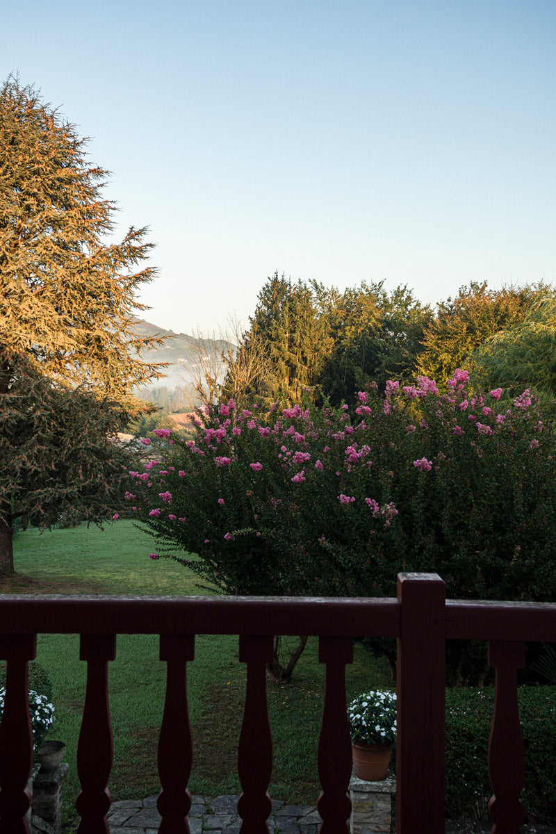 Maison Dominxenea, Casa rural en Sare, País Vasco, alojamiento con encanto, turismo rural, escapada en el País Vasco, habitación rural acogedora, casa tradicional vasca, alojamiento en Sare, turismo en el País Vasco, Terraza con vistas, jardín amplio, montaña La Rhune, casa rural con jardín, relax en Sare, Alojamiento rural en Sare, turismo rural en el País Vasco, escapada cerca de San Juan de Luz, Casa rural vasca, arquitectura tradicional, casa con historia en Sare, estancia auténtica en el País Vasco