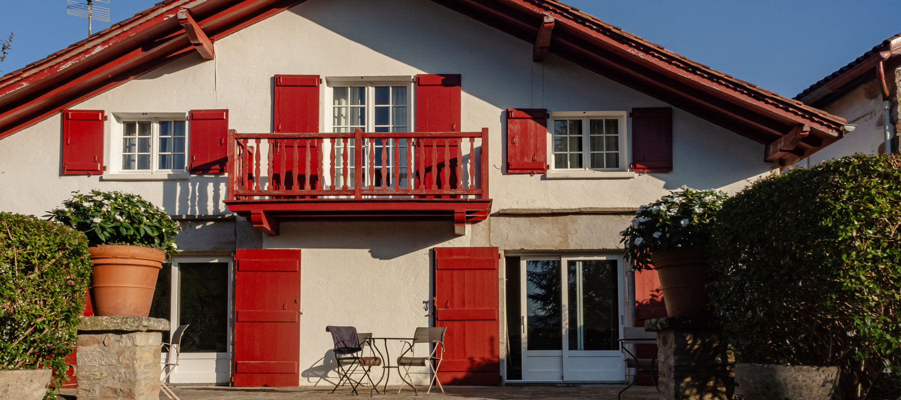 Maison Dominxenea, Casa rural en Sare, País Vasco, alojamiento con encanto, turismo rural, escapada en el País Vasco, habitación rural acogedora, casa tradicional vasca, alojamiento en Sare, turismo en el País Vasco, Terraza con vistas, jardín amplio, montaña La Rhune, casa rural con jardín, relax en Sare, Alojamiento rural en Sare, turismo rural en el País Vasco, escapada cerca de San Juan de Luz, Casa rural vasca, arquitectura tradicional, casa con historia en Sare, estancia auténtica en el País Vasco