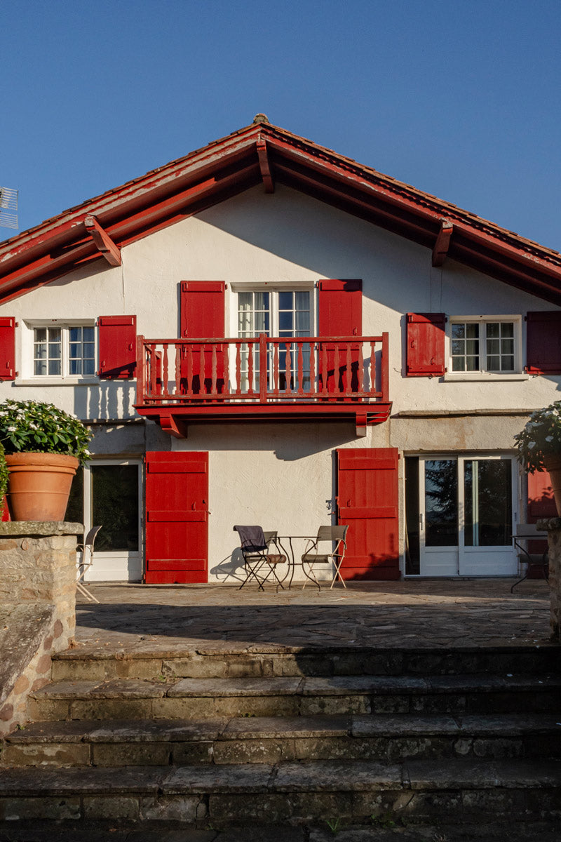 Maison Dominxenea, Casa rural en Sare, País Vasco, alojamiento con encanto, turismo rural, escapada en el País Vasco, habitación rural acogedora, casa tradicional vasca, alojamiento en Sare, turismo en el País Vasco, Terraza con vistas, jardín amplio, montaña La Rhune, casa rural con jardín, relax en Sare, Alojamiento rural en Sare, turismo rural en el País Vasco, escapada cerca de San Juan de Luz, Casa rural vasca, arquitectura tradicional, casa con historia en Sare, estancia auténtica en el País Vasco