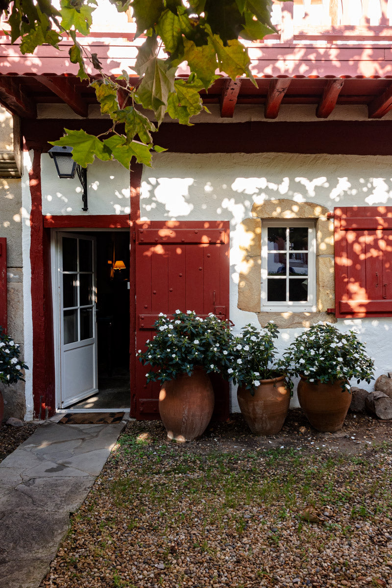 Maison Dominxenea, Casa rural en Sare, País Vasco, alojamiento con encanto, turismo rural, escapada en el País Vasco, habitación rural acogedora, casa tradicional vasca, alojamiento en Sare, turismo en el País Vasco, Terraza con vistas, jardín amplio, montaña La Rhune, casa rural con jardín, relax en Sare, Alojamiento rural en Sare, turismo rural en el País Vasco, escapada cerca de San Juan de Luz, Casa rural vasca, arquitectura tradicional, casa con historia en Sare, estancia auténtica en el País Vasco